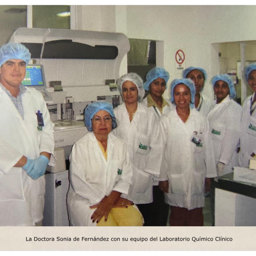 La Doctora Sonia de Fernández con su equipo del Laboratorio (1) La Doctora Sonia de Fernández con su equipo del Laboratorio (1)
